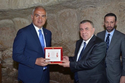 Kültür ve Turizm Bakanı Ersoy, Midyat'taki yer altı şehrinde incelemelerde bulundu