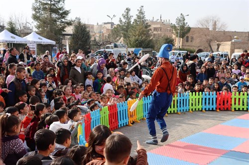 Depremzede Çocuklar Sirk Gösterisi İle Eğlendi  